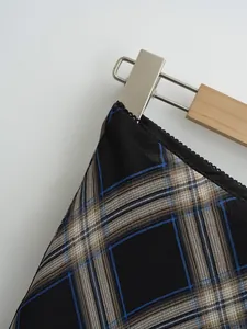Gros plan détaillé du tissu à carreaux texturé d'une jupe midi vintage de style coréen