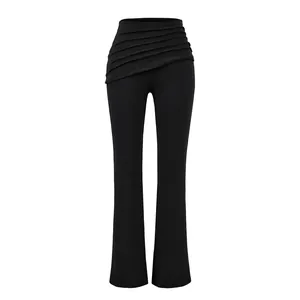 Détail de la taille froncée asymétrique sur ce pantalon évasé noir