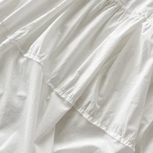 Vista macro de la textura de tela plisada blanca en un vestido largo de verano estilo resort
