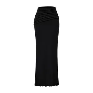 Vue détaillée d'une élégante jupe longue noire à taille froncée et coupe ajustée