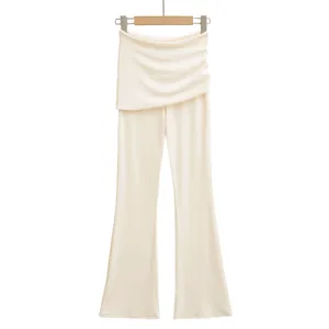Vue détaillée du pantalon évasé crème avec une taille asymétrique unique et chic