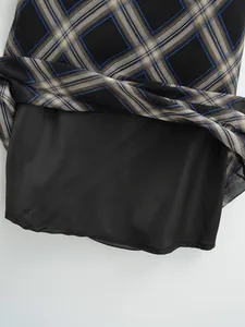 Vue détaillée de la doublure intérieure noire et du tissu d'une jupe midi à carreaux