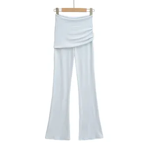 Vue détaillée du pantalon évasé bleu clair avec une taille rabattue asymétrique unique.