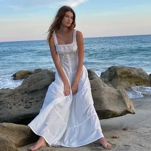 Prachtige witte maxi-jurk met ruches en knopen voor een bohemien strandvakantie