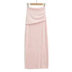 Détail d'une jupe longue rose clair ajustée avec une taille drapée asymétrique élégante