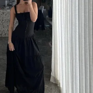 Elegante zwarte maxi-jurk met ruches en knoopsluiting voor een zomerse vakantiestijl