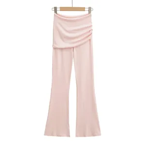 Vue détaillée du pantalon de yoga évasé rose avec taille asymétrique superposée chic