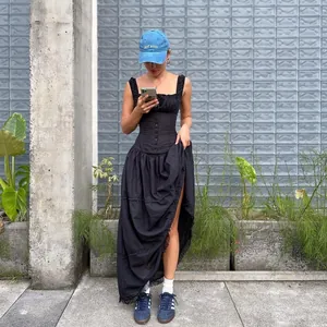 Zwarte maxi-jurk met ruches en knopen voor de zomervakantie met een gelaagde rok design.