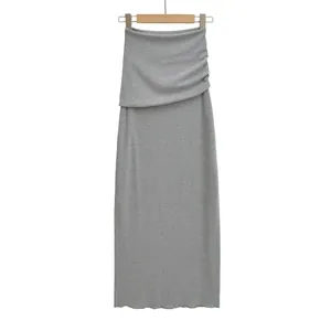 Détail d'une élégante robe longue grise moulante avec des plis asymétriques chic