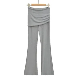 Détail du pantalon évasé gris avec taille à jupe drapée asymétrique pour femme en automne