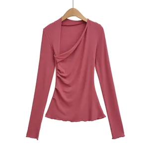Détail du haut rose à manches longues pour femmes, encolure asymétrique et coupe slim