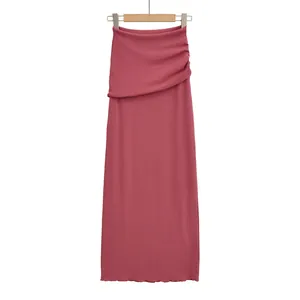 Vue détaillée d'une jupe midi mauve à taille haute avec un design élégant à taille drapée.