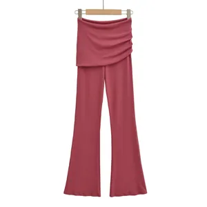 Vue détaillée du pantalon évasé mauve élégant avec une taille drapée asymétrique unique