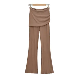 Vue détaillée de face d'un pantalon évasé marron avec un empiècement jupe drapé asymétrique