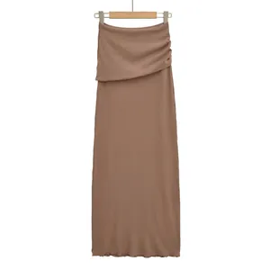 Vue détaillée d'une jupe longue marron moulante avec taille rabattue asymétrique