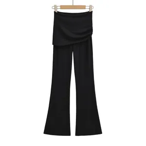 Vue avant d'un pantalon évasé noir avec un design de taille drapée asymétrique