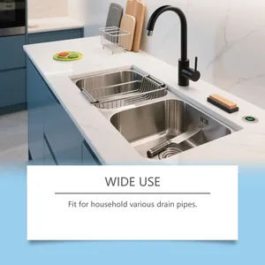 Escenario de uso de polvo desatascador en un fregadero de cocina moderno de acero