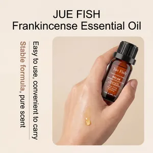 Detailansicht eines Weihrauchöl-Tropfens auf der Hand mit 10ml Flasche