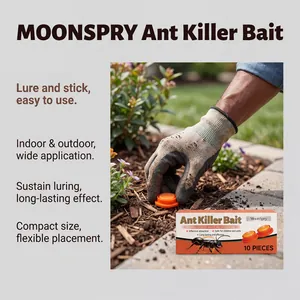 Detail van MoonSpry mierenlokstation geplaatst in een tuin, verpakking van 10 stuks totaal