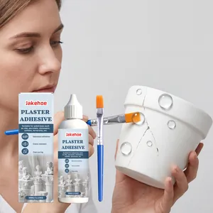 Détail de l'application d'adhésif pour plâtre pour réparer un pot en céramique fissuré