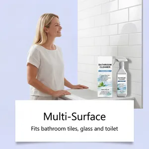 Gros plan du spray nettoyant salle de bain multi-surfaces sur un comptoir carrelé.