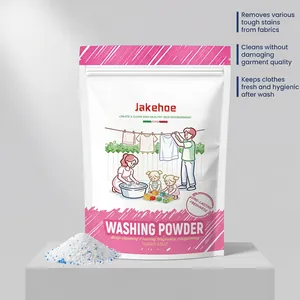 Beutel mit Jakehoe-Waschpulver und Pulverhaufen auf einem sauberen weißen Sockel.