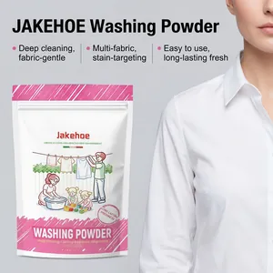 Detaillierte Ansicht der Jakehoe Waschmittelverpackung und ein sauberes weißes Hemd