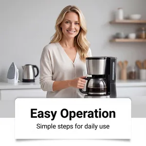 Una donna sorridente che usa una caffettiera in una cucina moderna per la pulizia