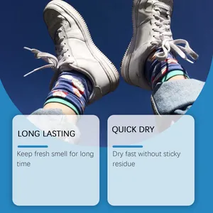 Zapatillas y calcetines blancos frescos bajo cielo azul mostrando el efecto spray