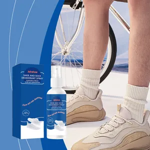 Spray déodorant Jakehoe 100ml pour chaussures dans une scène de cyclisme lifestyle.