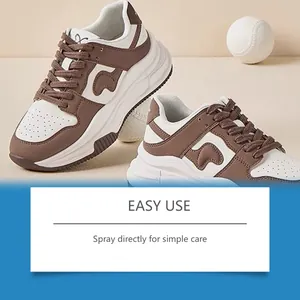 Detalle de las zapatillas con texto que describe el uso fácil del spray desodorante