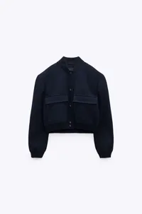 Vorderansicht einer minimalistischen marineblauen Bomberjacke mit großen Cargotaschen