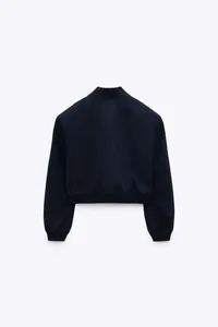 Rückansicht einer minimalistischen dunkelblauen Bomberjacke mit geripptem Saum