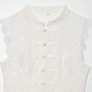 Elegantes weißes ärmelloses Spitzentop mit Stehkragen und traditionellen Knebelknöpfen.