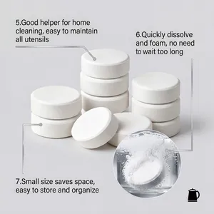 Vue détaillée de pastilles de détartrage blanches se dissolvant dans l'eau avec mousse