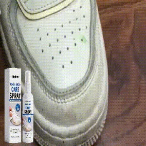 Detailansicht des weißen Schuhreinigungssprays mit schmutzigem Sneaker-Hintergrund