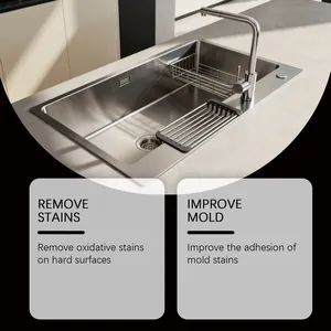 Vista detallada de la eliminación de manchas en un fregadero de cocina