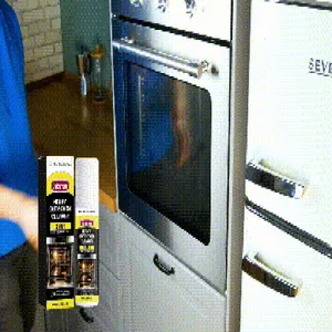 Detalle de primer plano de un potente limpiador de hornos en un ambiente de cocina