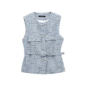 Vue détaillée d'un gilet en tweed bleu avec du fil métallisé et une ceinture assortie