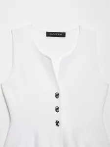 Detail des weißen ärmellosen Stricktops mit Kerbausschnitt und Silberknöpfen