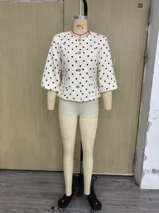 Blazer vintage français blanc à pois noirs avec boutons dorés sur un mannequin