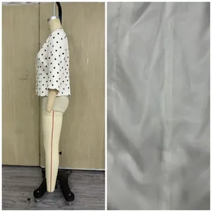 Détails d'un blazer vintage à pois français avec texture de doublure blanche