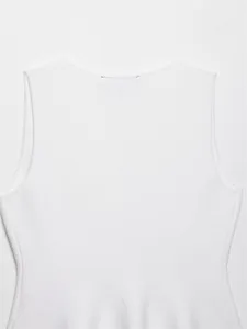Nahaufnahme des Ausschnitts und der Textur eines weißen ärmellosen Strickoberteils mit Rundhals