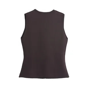 Vue arrière détaillée d'un débardeur en tricot marron foncé ajusté et minimaliste