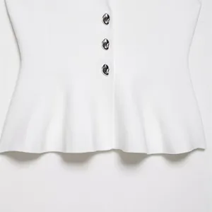Eleganter weißer Strickoberteil mit dekorativen silbernen Knöpfen und Rüschensaum