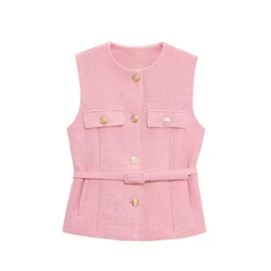 Gilet élégant en tweed rose pour femme avec une ceinture assortie et boutons dorés