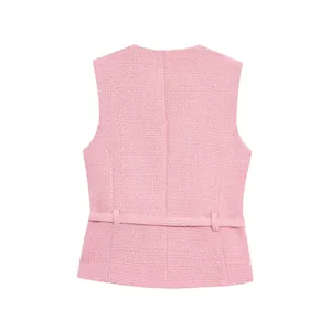 Vue arrière détaillée d'un gilet en tweed rose élégant avec ceinture et fil métallique.