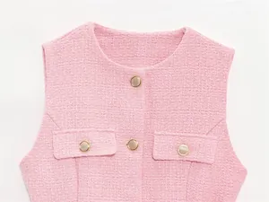 Vue détaillée d'un gilet en tweed rose avec boutons dorés et belle texture tissée