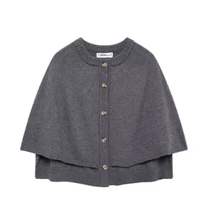 Detaillierte Ansicht des grauen Strickschal-Cardigans mit Rundhalsausschnitt