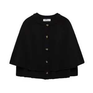 Detailansicht der schwarzen Strick-Cape-Jacke mit Rundhalsausschnitt und Knopfleiste